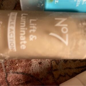 Multiples No7 Lift & Luminate Foundation - Cream
